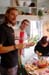 Andre und Sebastian schmieren Schnittchen mit Frau Möller